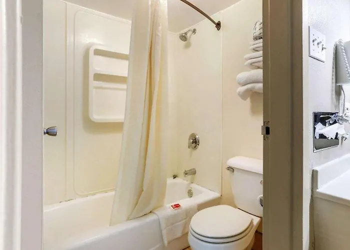Lodge Econo Shorewood