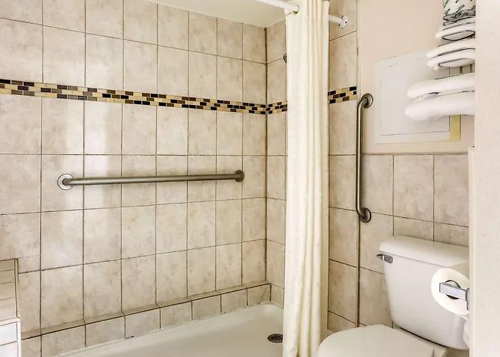 Lodge Econo Shorewood