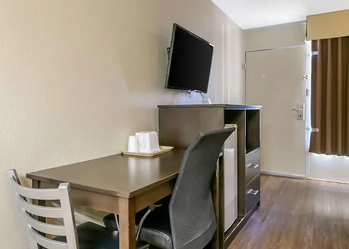Lodge Econo Shorewood