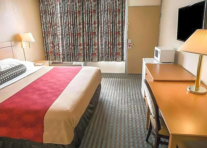 Lodge Econo Shorewood