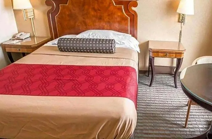 Econo Lodge Shorewood