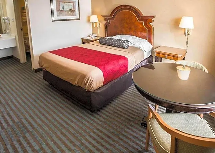 Econo Lodge Shorewood