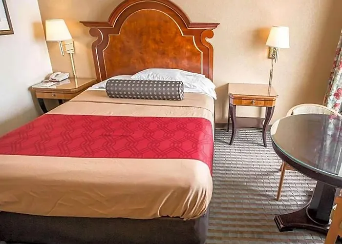 Econo Lodge *