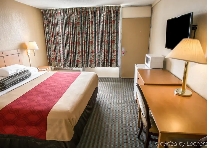 Econo Lodge Shorewood